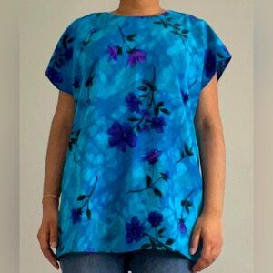Size M (Medium) Purple and Blue Floral Short Sleeve Blouse